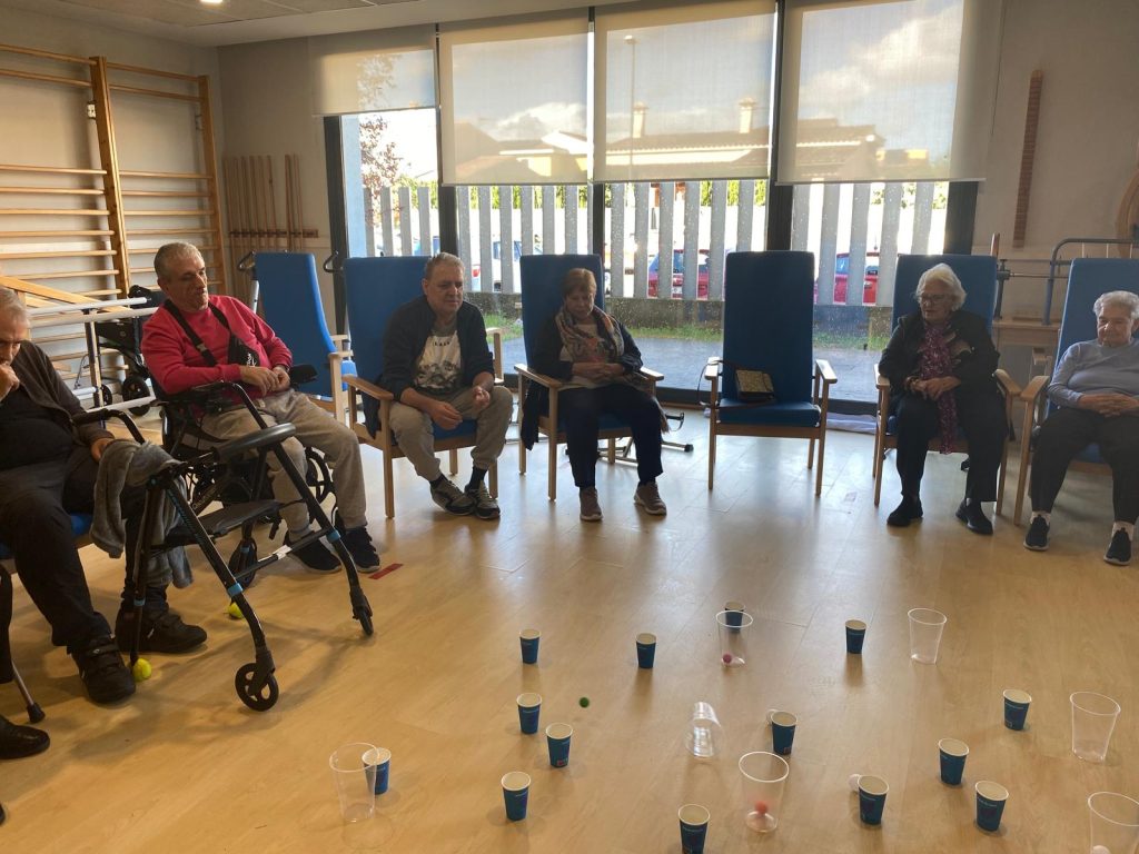 Personas mayores jugando