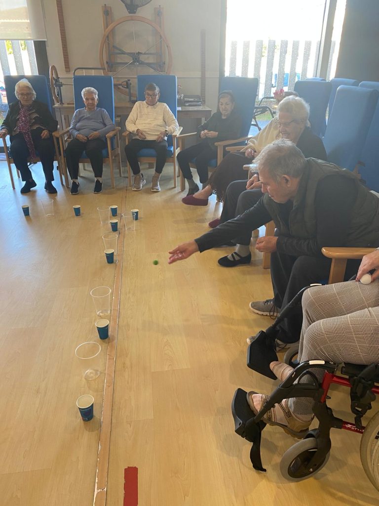 Personas mayores jugando