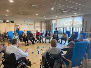 Personas mayores jugando