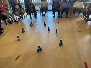 Personas mayores jugando