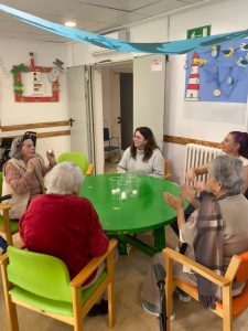 Personas mayores haciendo actividades