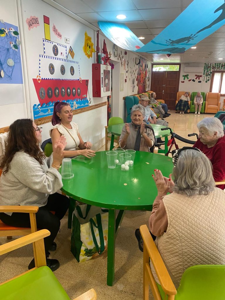 Personas mayores haciendo actividades