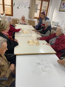 Personas mayores haciendo actividades