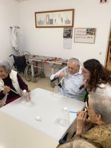 Personas mayores haciendo actividades