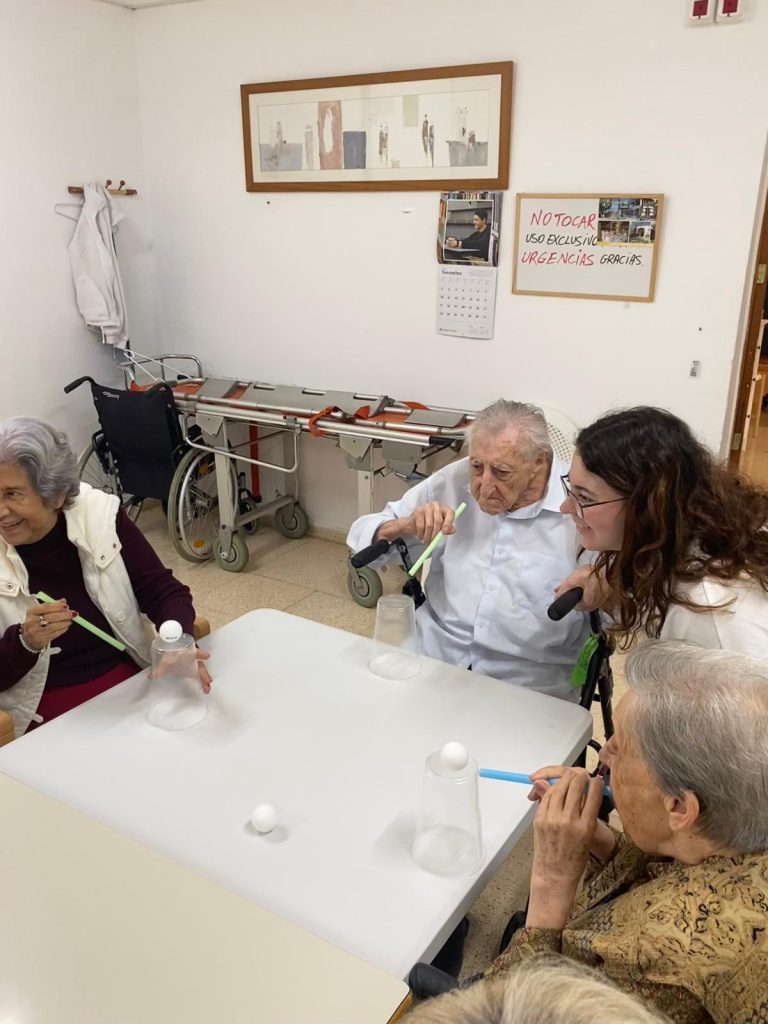Personas mayores haciendo actividades