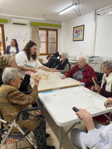 Personas mayores haciendo actividades