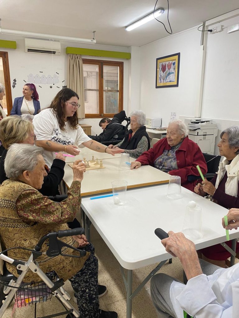 Personas mayores haciendo actividades