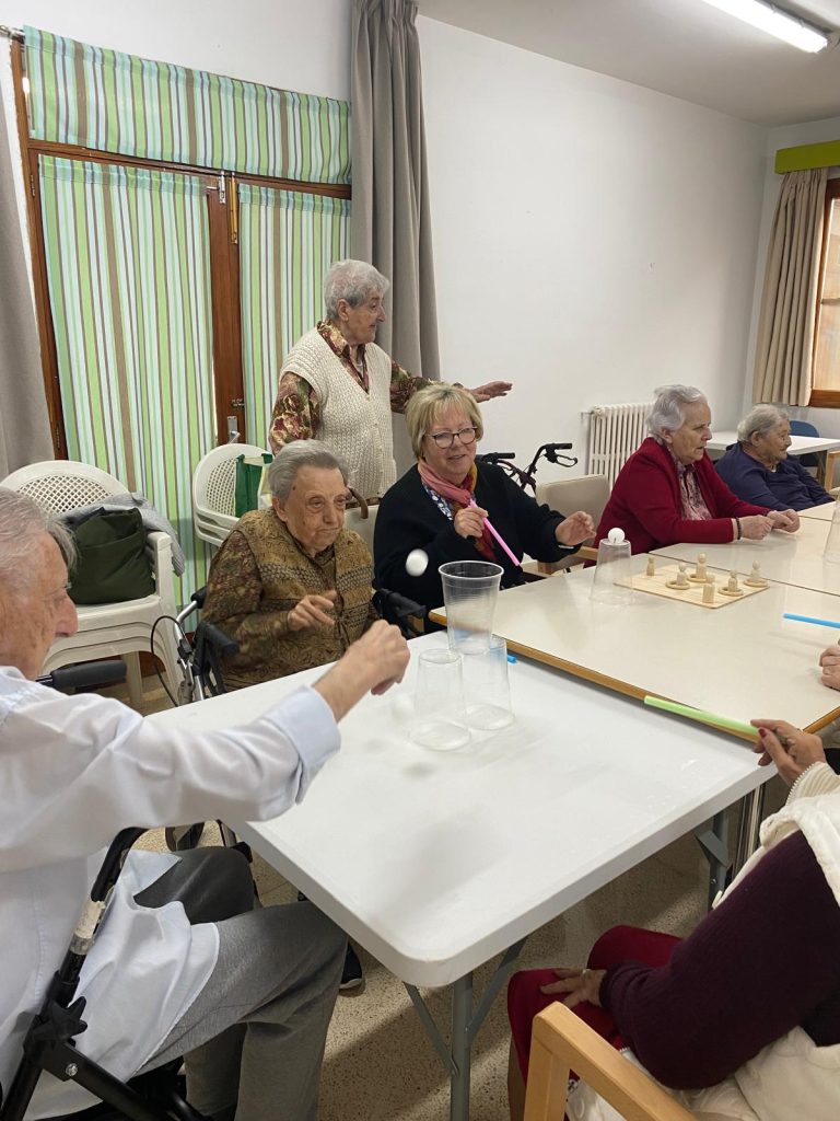 Personas mayores haciendo actividades
