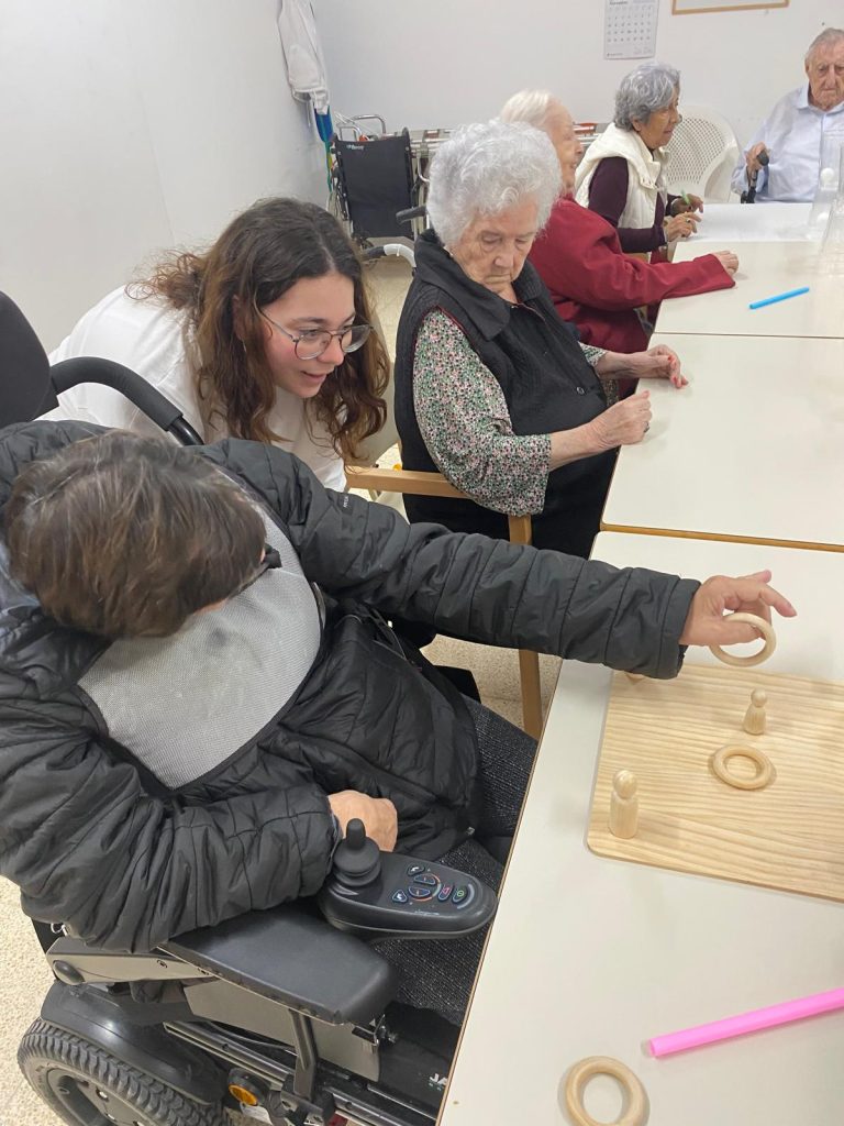 Personas mayores haciendo actividades