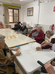 Personas mayores haciendo actividades