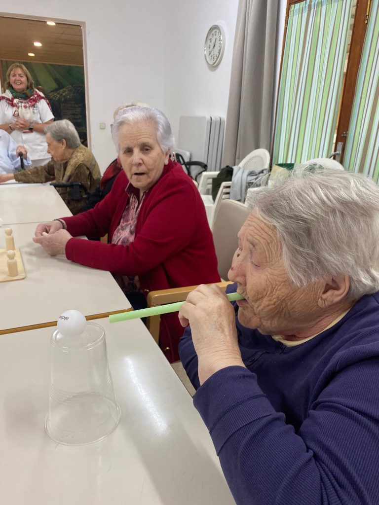 Personas mayores haciendo actividades