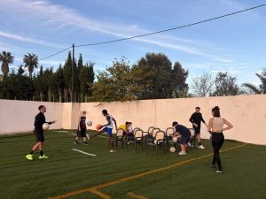 Niños y niñas haciendo deporte