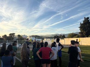 Niños y niñas haciendo deporte