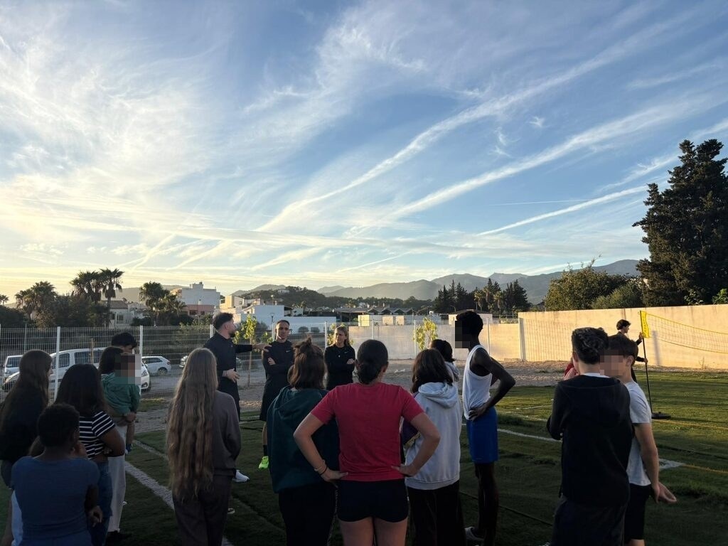 Niños y niñas haciendo deporte