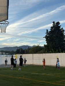 Niños y niñas haciendo deporte