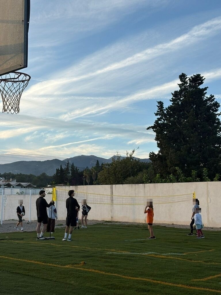 Niños y niñas haciendo deporte