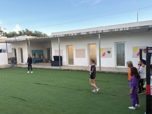 Niños y niñas haciendo deporte