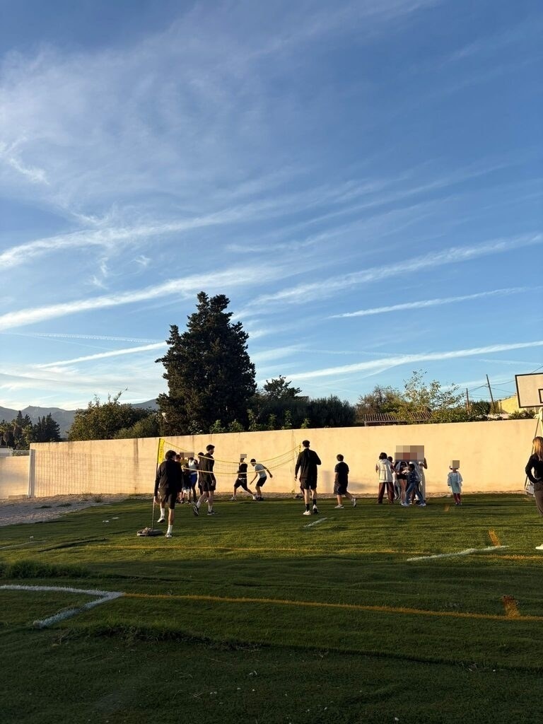 Niños y niñas haciendo deporte