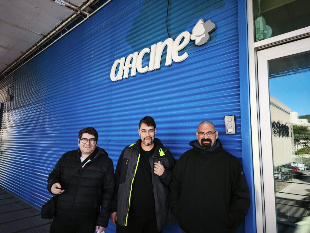 Personas en la entrada del acto