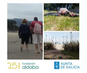 Personas andando y relajándose en la playa