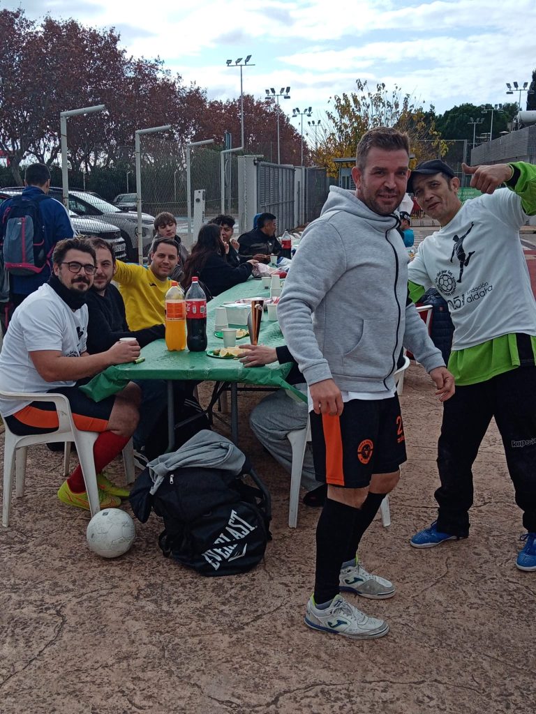 Personas en torneo de futbol