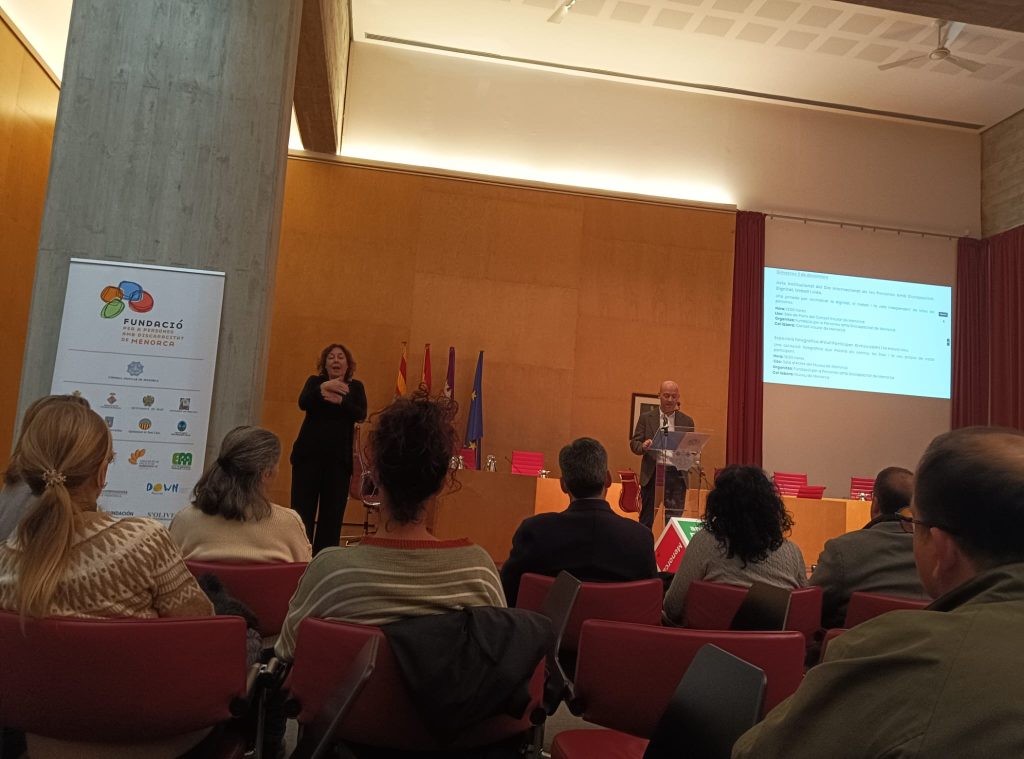 Personas en jornada por el dia de la discapacidad