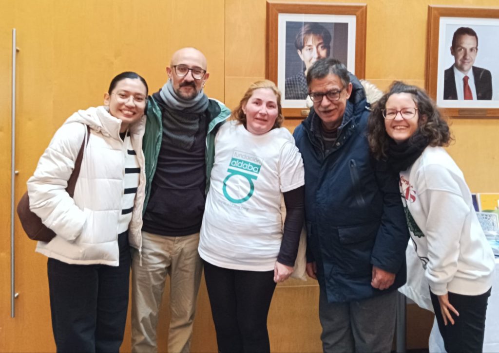 Personas de Fundación Aldaba en acto por el Dia de la discapacidad