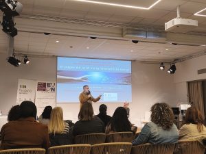 Personas en charla sobre IA en intervención social