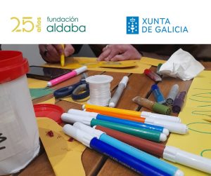 Foto de cartulinas y rotuladores