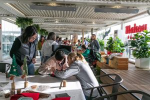 Personas haciendo el taller