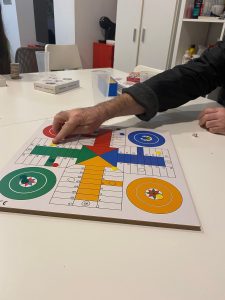 Personas jugando a juegos de mesa