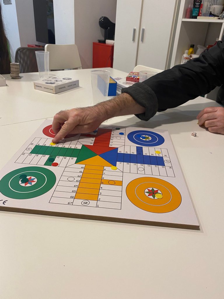 Personas jugando a juegos de mesa