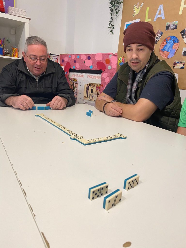 Personas jugando a juegos de mesa