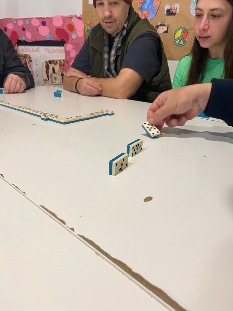 Personas jugando a juegos de mesa