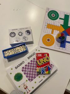 Personas jugando a juegos de mesa