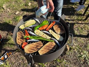 Personas haciendo barbacoa