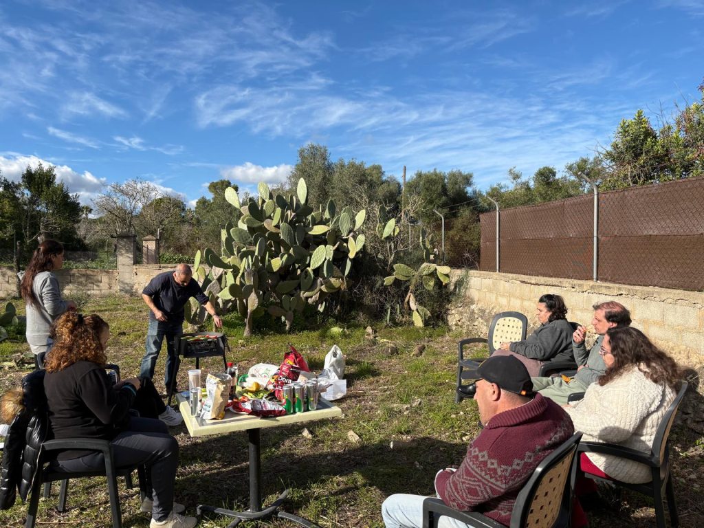 Personas haciendo barbacoa