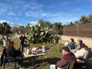 Personas haciendo barbacoa