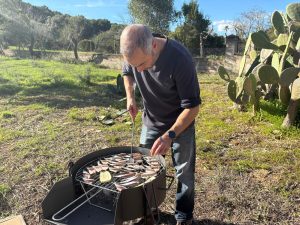 Personas haciendo barbacoa