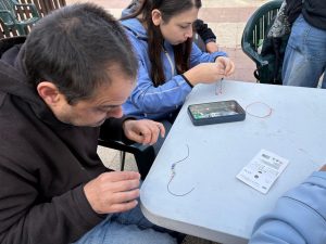 Personas en taller de bisutería creativa