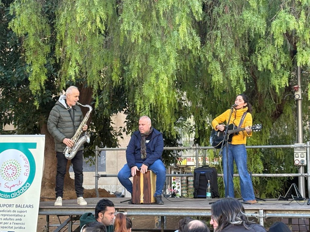 Grupo tocando por el Día de la discapacidad