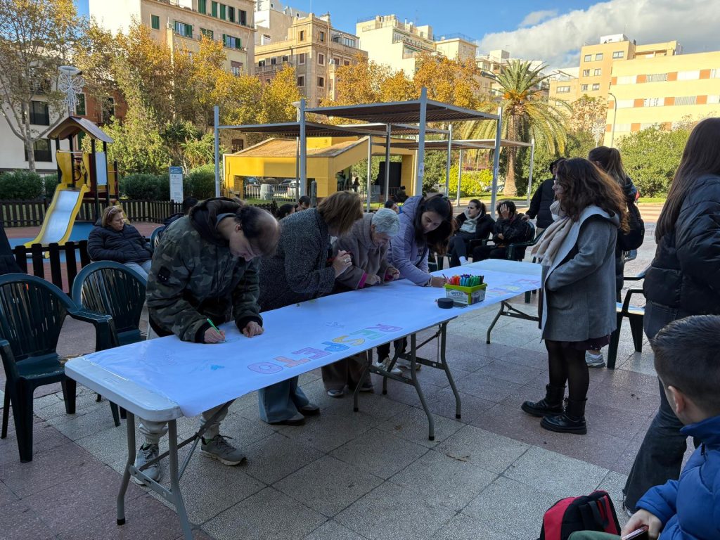Personas en jornada por el dia de discapacidad