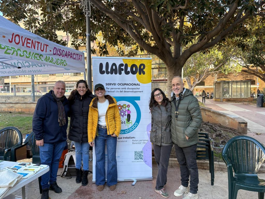 Personas en jornada por el dia de discapacidad