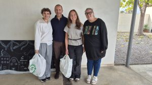 Personas posando con la donación