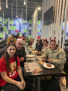 Personas en celebración de Navidad