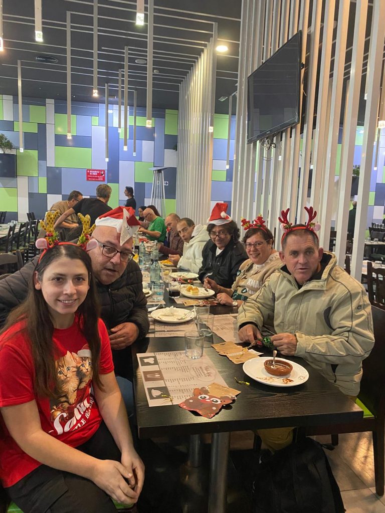 Personas en celebración de Navidad