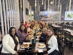 Personas en celebración de Navidad