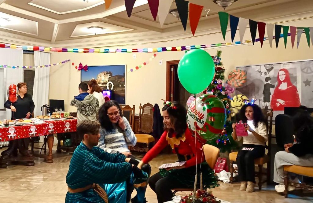 Personas celebrando la navidad