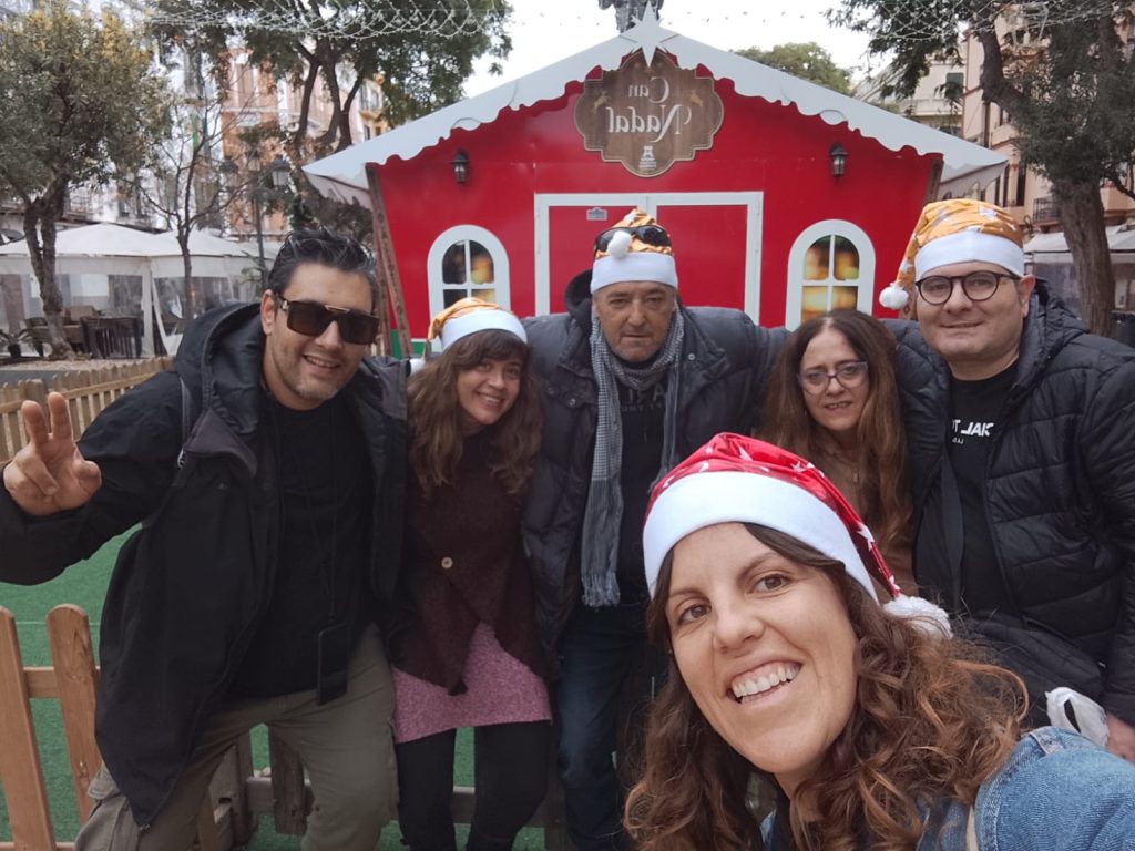 Personas en mercadillo navideño