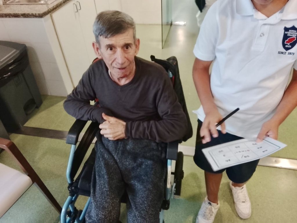 Personas en residencia en celebración navideña